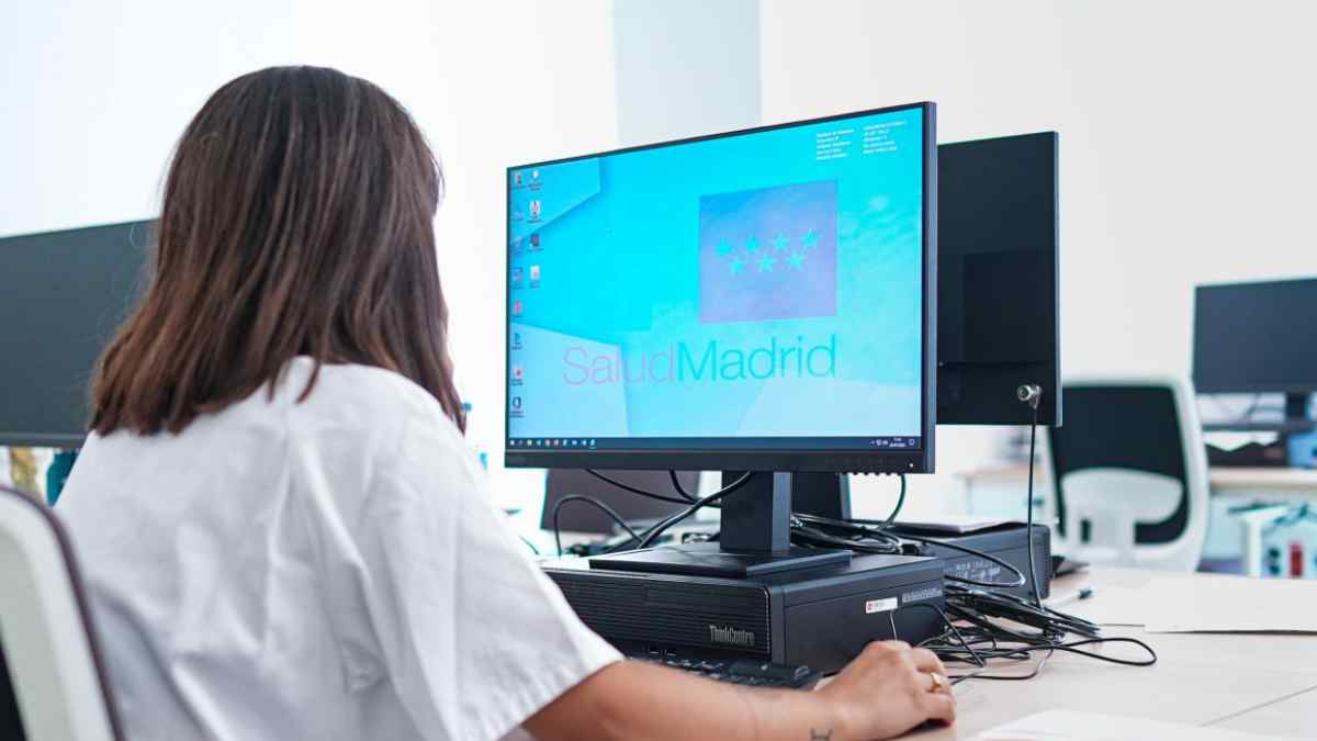 Trabajadora pública consultando en ordenador la oferta de empleo público de la Comunidad de Madrid.