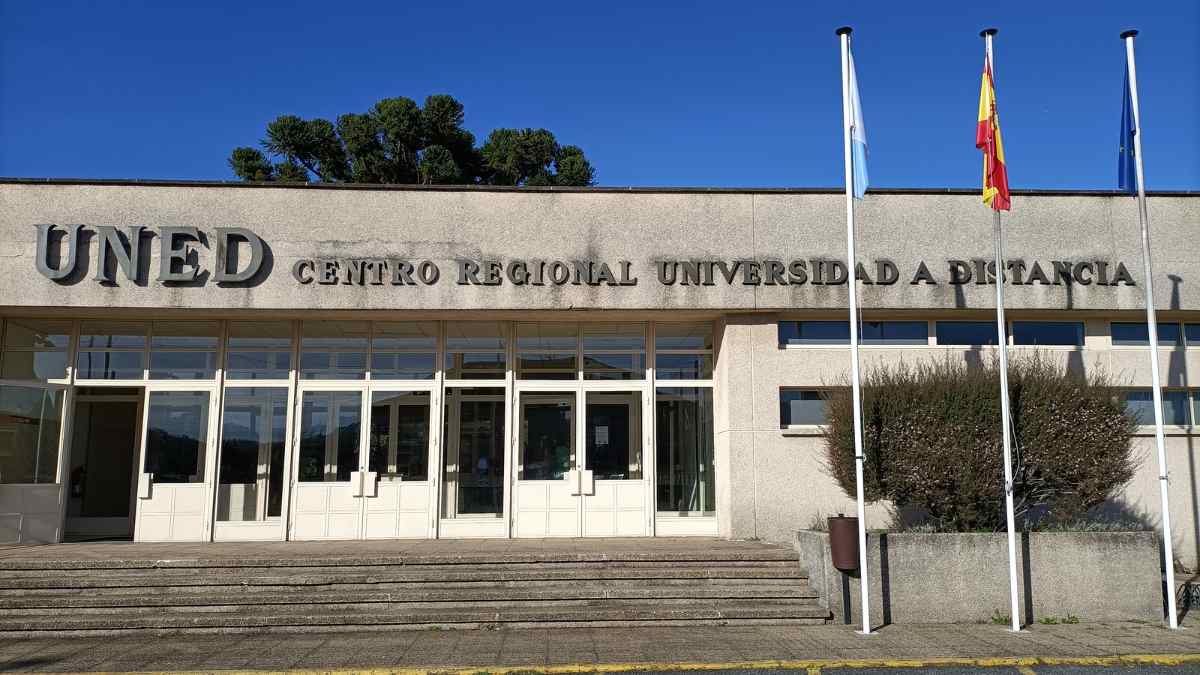 Fachada del centro regional de la UNED con banderas en su entrada.