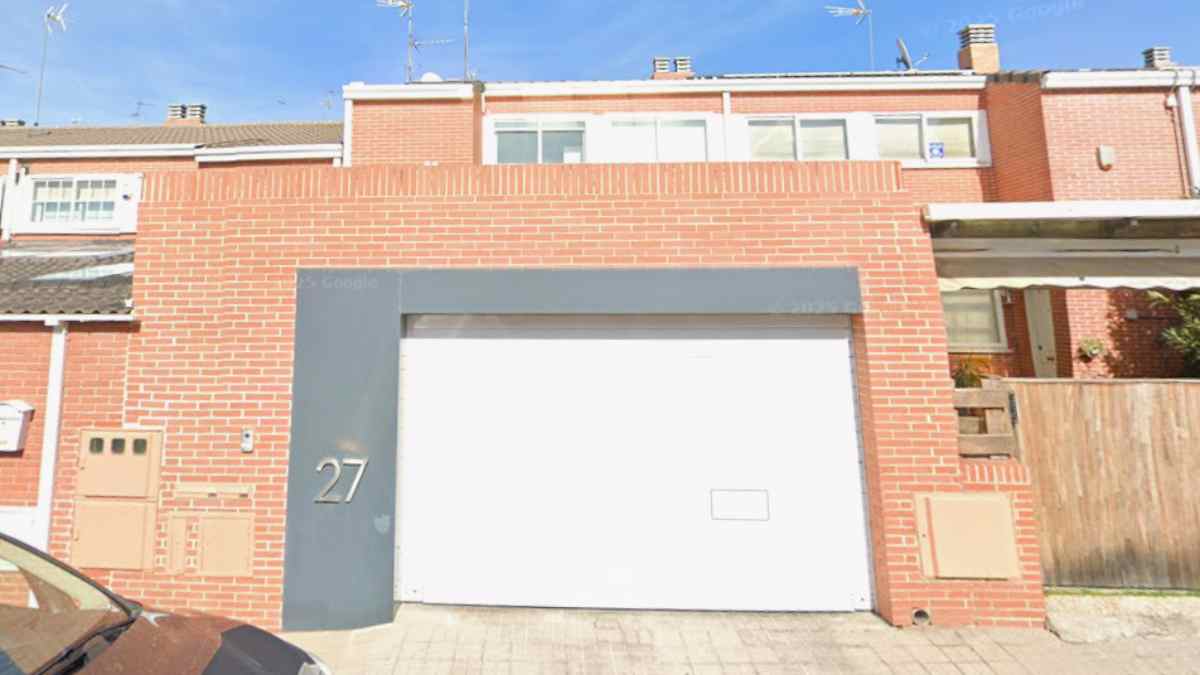 Fachada de la vivienda en la calle Naranjo 27 de Parque Coimbra donde se celebra la venta de garaje del 7 de diciembre.