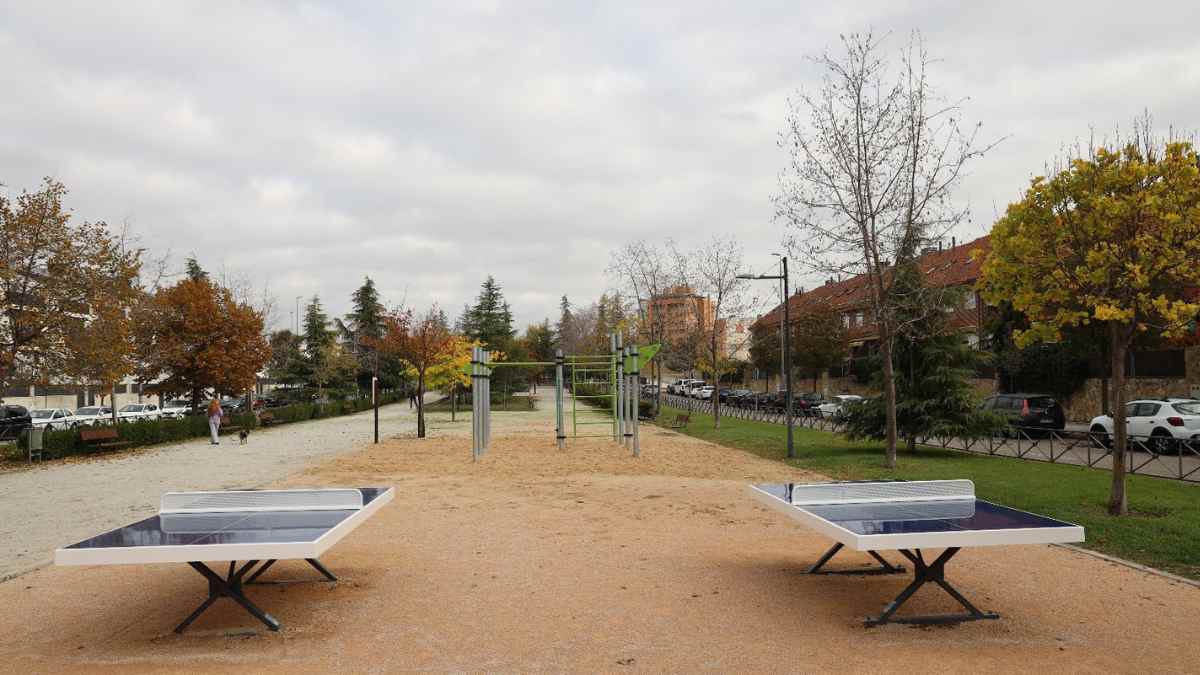 Mesas de ping pong y zona de calistenia en un parque de Fuenlabrada.