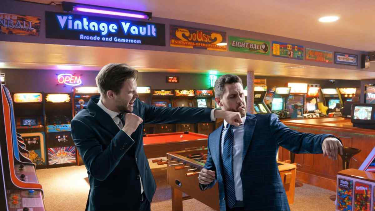 Dos hombres discuten y simulan una agresión en un salón recreativo durante una comida de empresa.