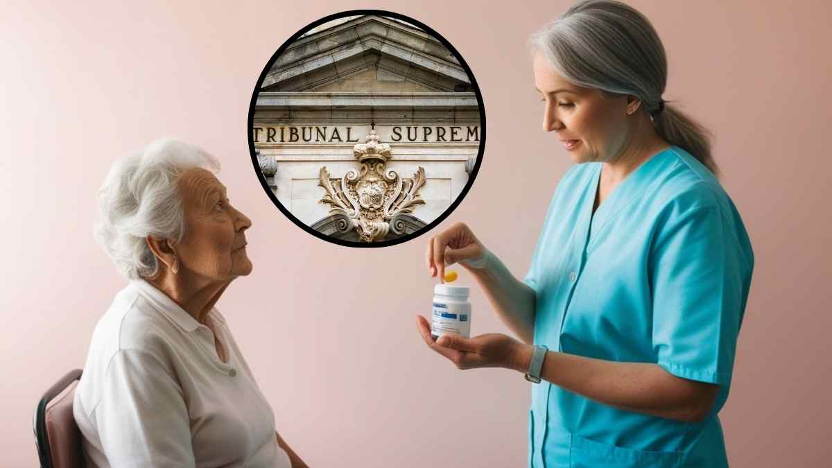 Cuidadora atendiendo a una mujer mayor junto al edificio del Tribunal Supremo.