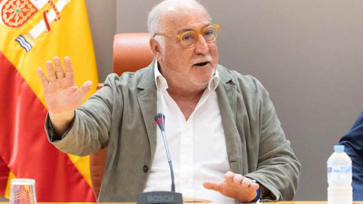 Pere Navarro interviene en una reunión sobre transporte público y cambios en movilidad urbana en 2026