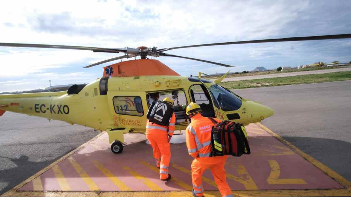 Helicóptero de emergencias con personal sanitario preparándose para una intervención aérea.