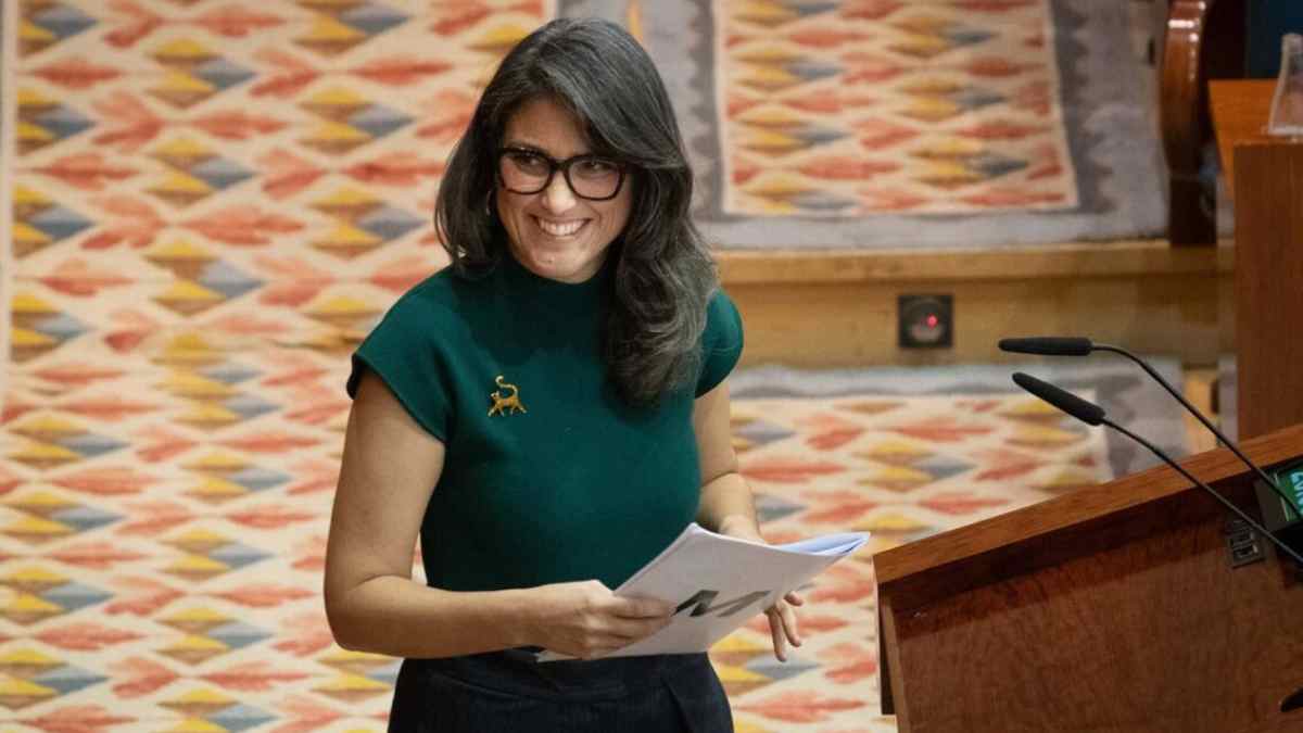 Mujer interviniendo en una cámara parlamentaria durante la presentación de un plan de ayudas a la vivienda.