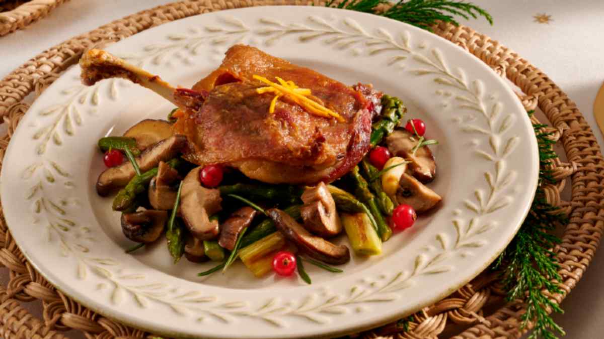 Plato navideño de El Corte Inglés con confit de ave, espárragos y setas.