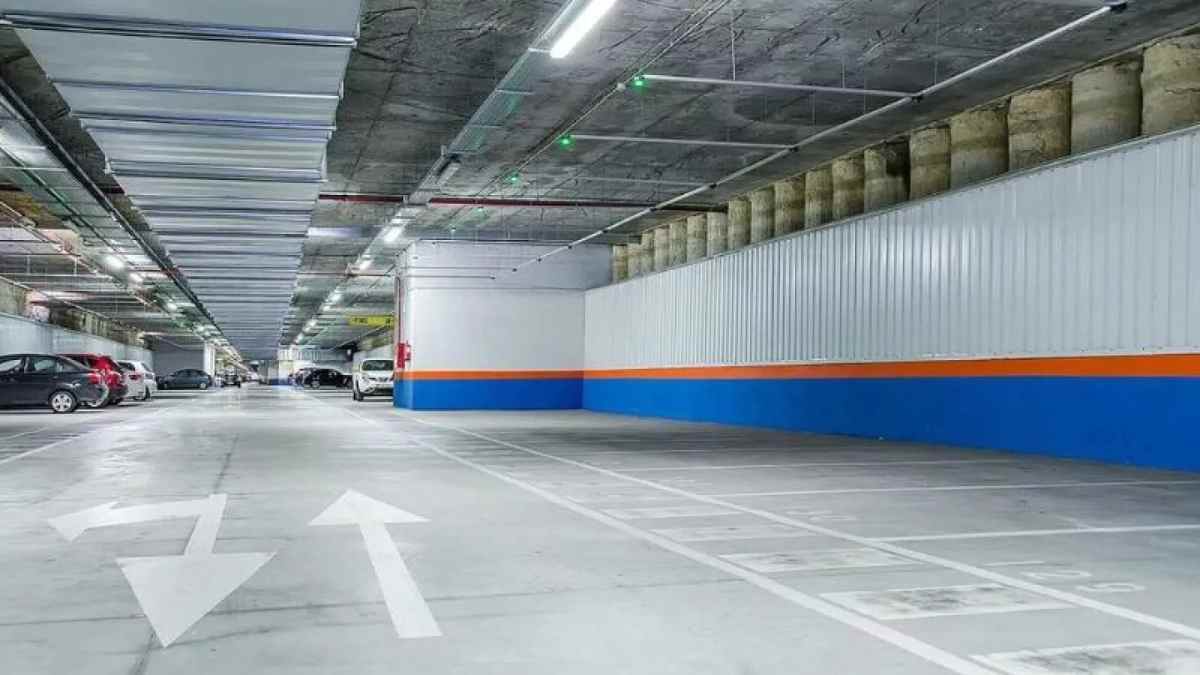 Aparcamiento de Cercanías Madrid con plazas gratuitas para usuarios del transporte público.