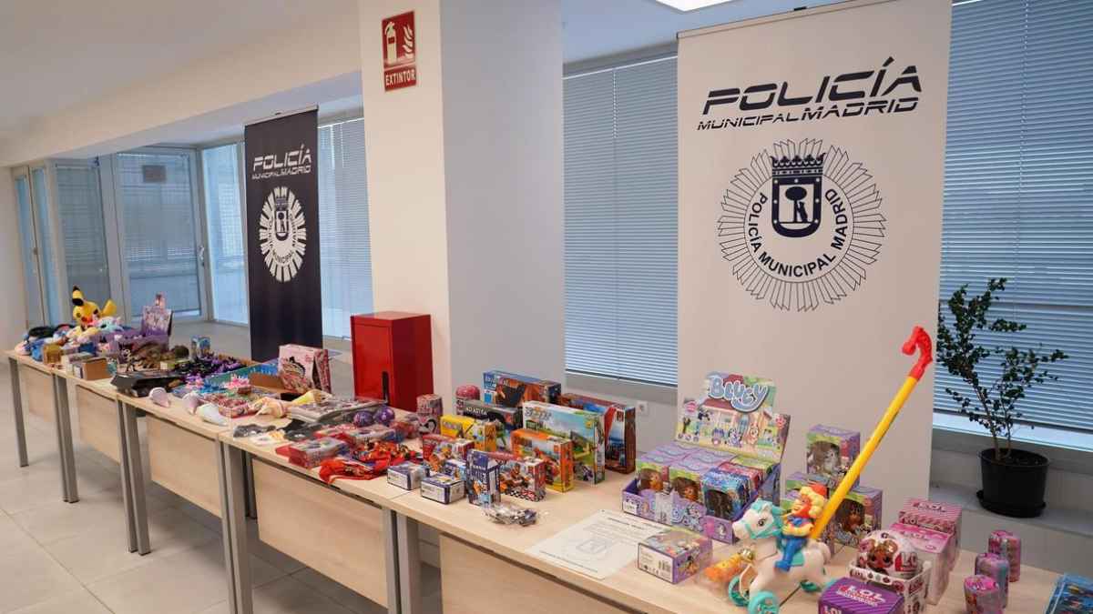 Juguetes falsificados incautados por la Policía Municipal de Madrid durante una operación de control navideño.