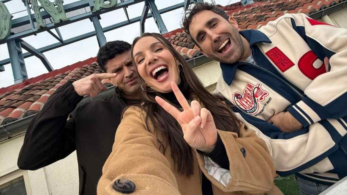 Presentadores de las preúvas en la Puerta del Sol de Madrid durante la retransmisión de RTVE