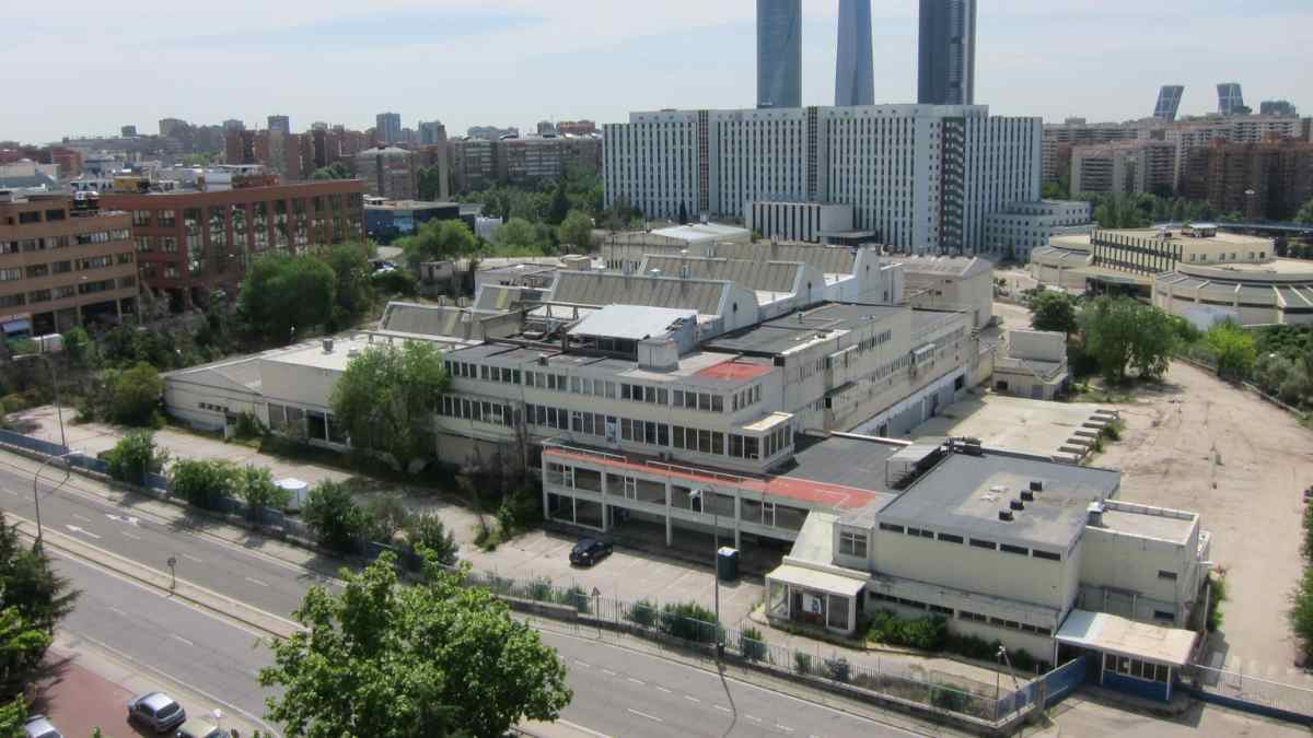 Vista aérea de la antigua fábrica de CLESA en Madrid con las Cuatro Torres al fondo.