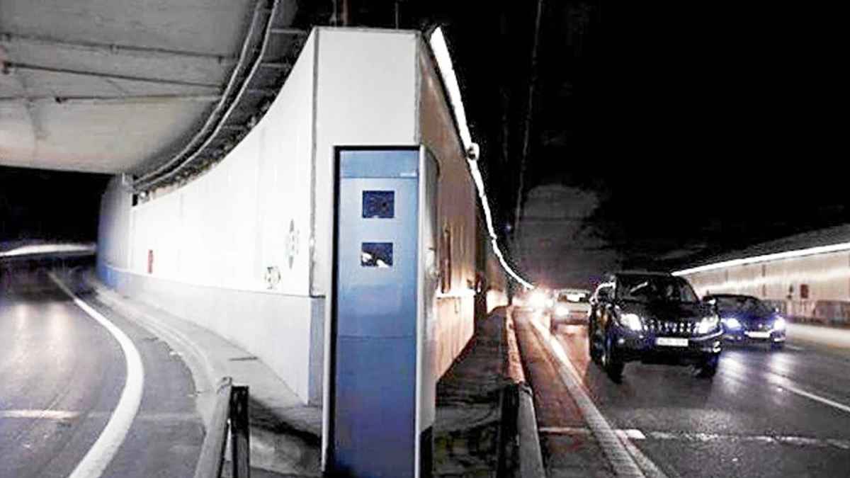 Radar de velocidad en el túnel de la Avenida de Portugal en la M-30 de Madrid.