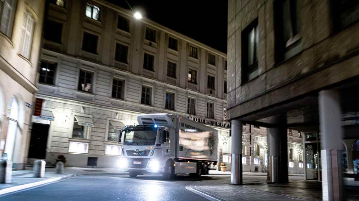 Camión de reparto realizando descargas nocturnas en el centro de Madrid.