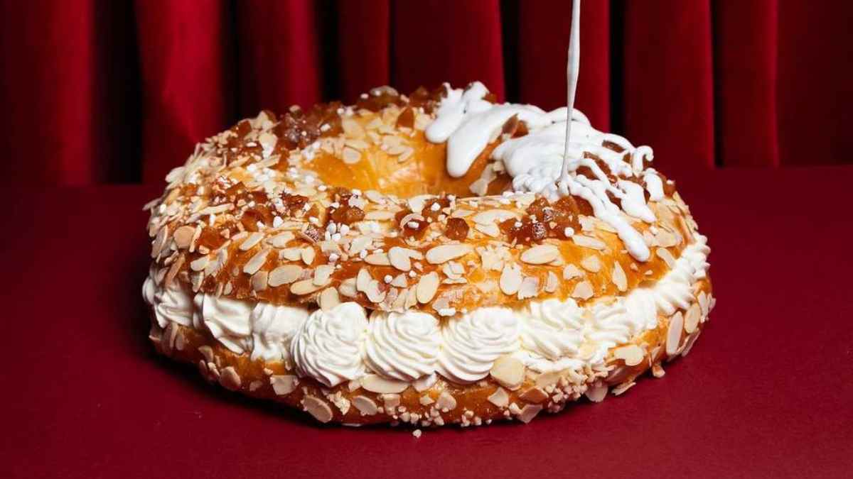 Roscón de Reyes artesanal relleno de nata con fermentación lenta en Madrid.