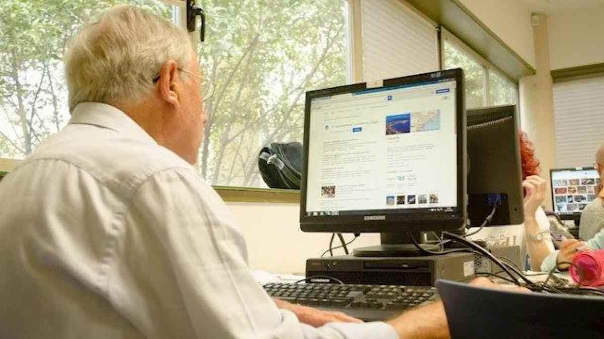 Jubilado usando un ordenador al volver a trabajar y riesgo de perder la pensión.