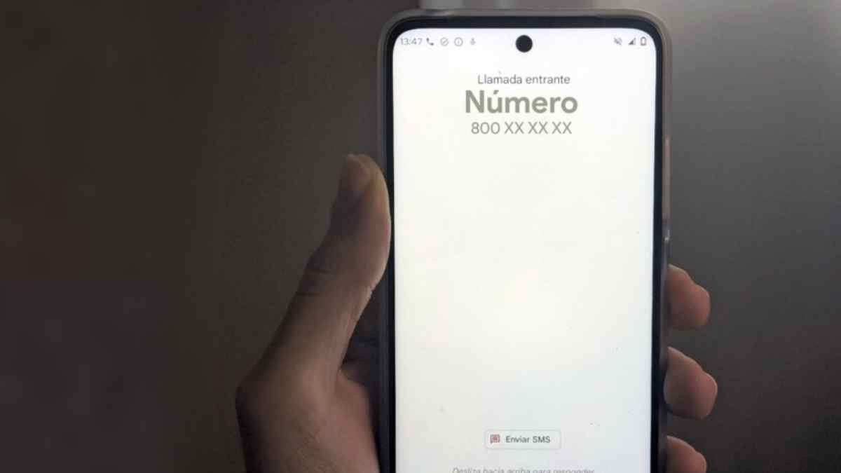 Llamada entrante desde número 800 en móvil, relacionada con estafas que alertó el SEPE.