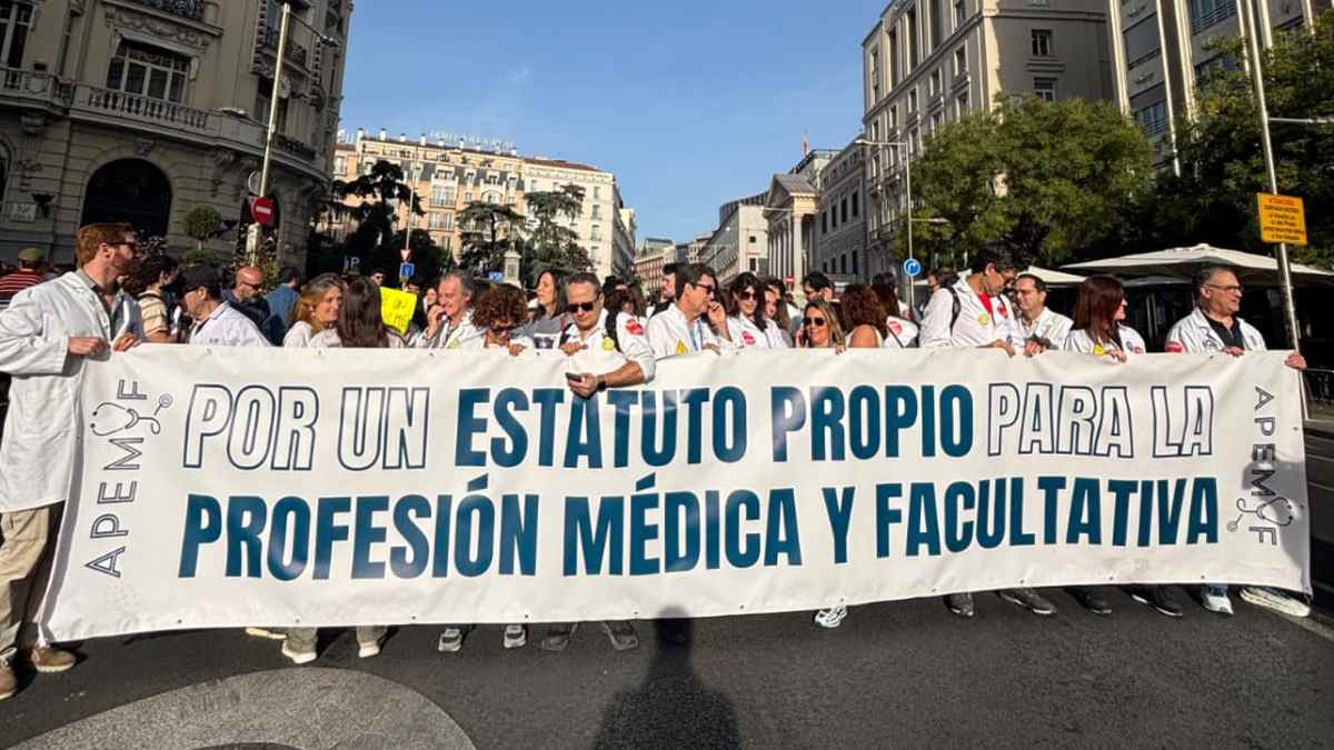 Médicos manifestándose en Madrid con una pancarta durante la huelga por un estatuto propio.