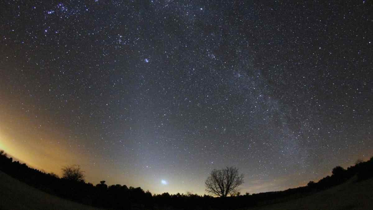 Cielo nocturno estrellado en la Sierra Oeste de Madrid, ideal para el astroturismo.