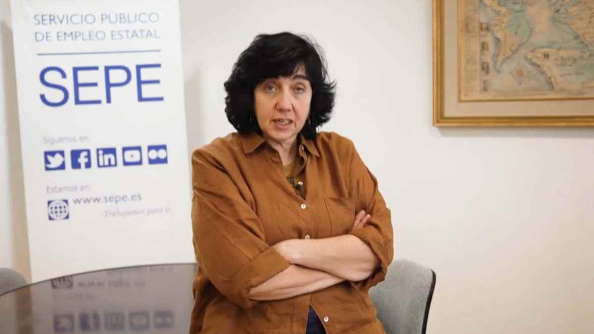 Asesora del SEPE explicando cómo pedir el subsidio para mayores de 52 años