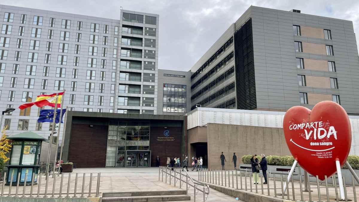 Fachada del Hospital Universitario Marqués de Valdecilla, donde trabajan las limpiadoras afectadas por la subida salarial.