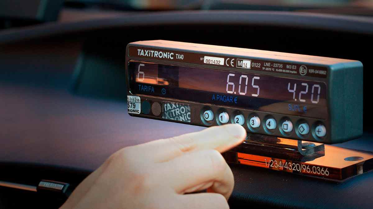 Taxímetro de un taxi en Madrid mostrando las nuevas cuantías aplicadas en 2026.