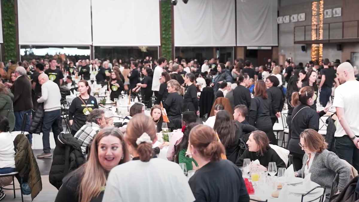 Cena solidaria Te Invito a Cenar 2025 con personas vulnerables y voluntarios en Madrid durante la Navidad.