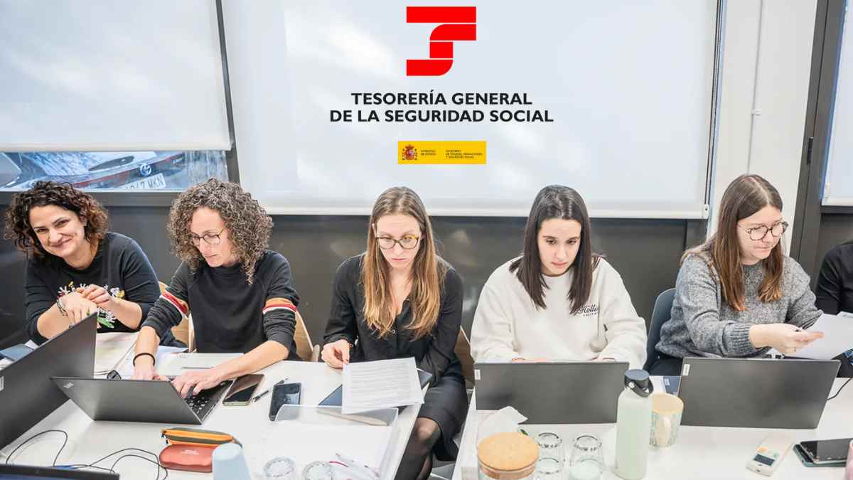 Empleados de la Tesorería General de la Seguridad Social gestionando trámites relacionados con prácticas antiguas y cotización.
