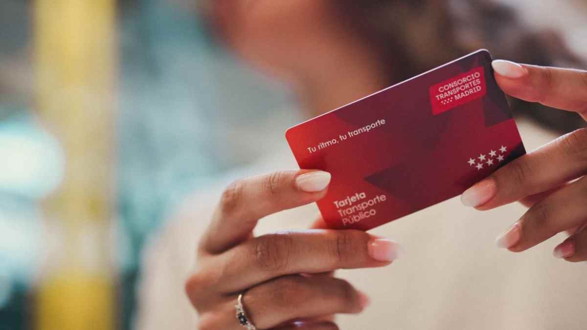 Tarjeta de transporte público de Madrid con abonos gratuitos y descuentos vigentes en 2026