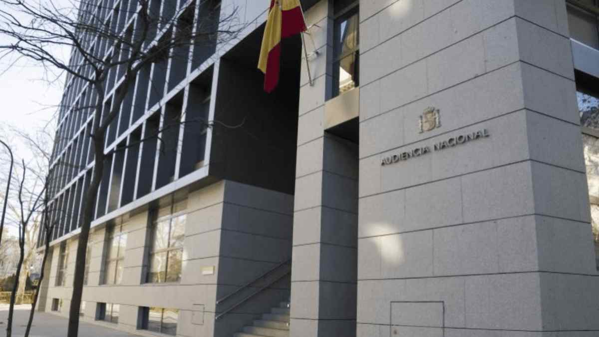 Fachada de la Audiencia Nacional en Madrid con la bandera de España.