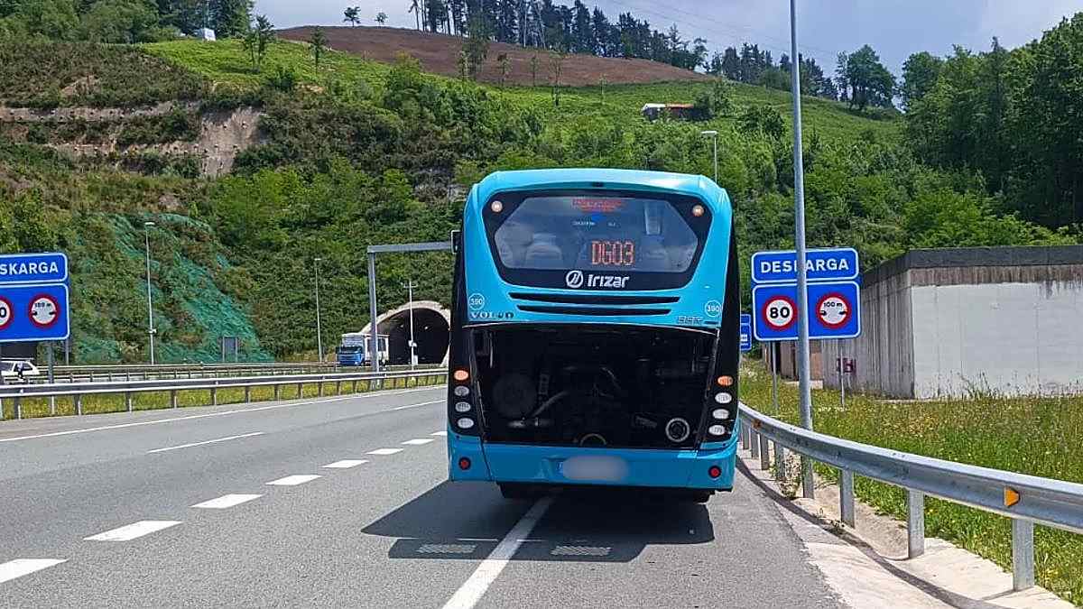 Autobús detenido en la carretera por falta de gasoil durante una ruta en Gipuzkoa.