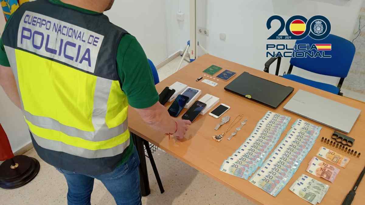 Material incautado por la Policía Nacional en la operación contra el macrofraude del “hijo en apuros” en Torrent y Paterna.