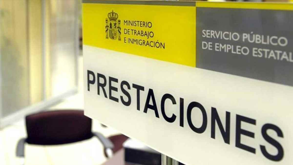Oficina del SEPE con cartel de prestaciones para solicitar la prestación por desempleo.