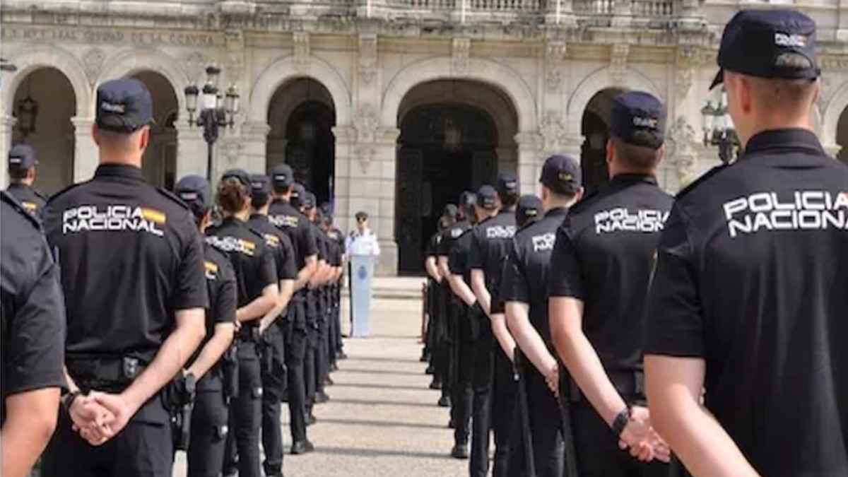 Policías formados durante un acto oficial por la convocatoria de plazas en la Policía Municipal de Madrid