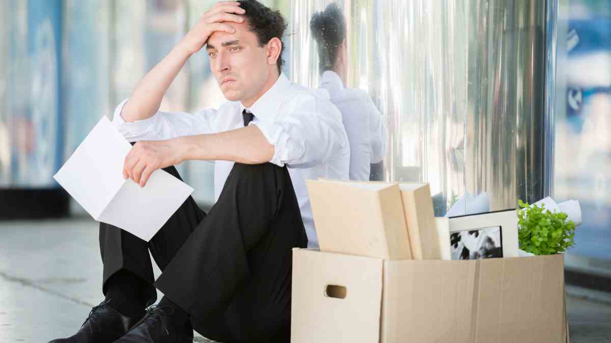 Trabajador afectado por despido analiza sus derechos para cobrar indemnización y paro