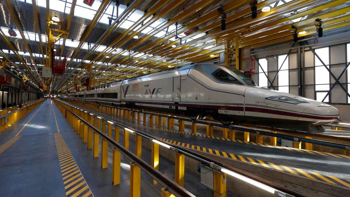 Tren AVE de Adif durante tareas de mantenimiento en la línea Madrid-Barcelona