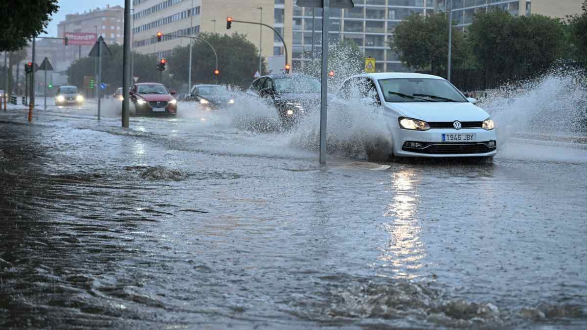 Lluvias intensas provocan inundaciones en una calle de Madrid durante un episodio de inestabilidad