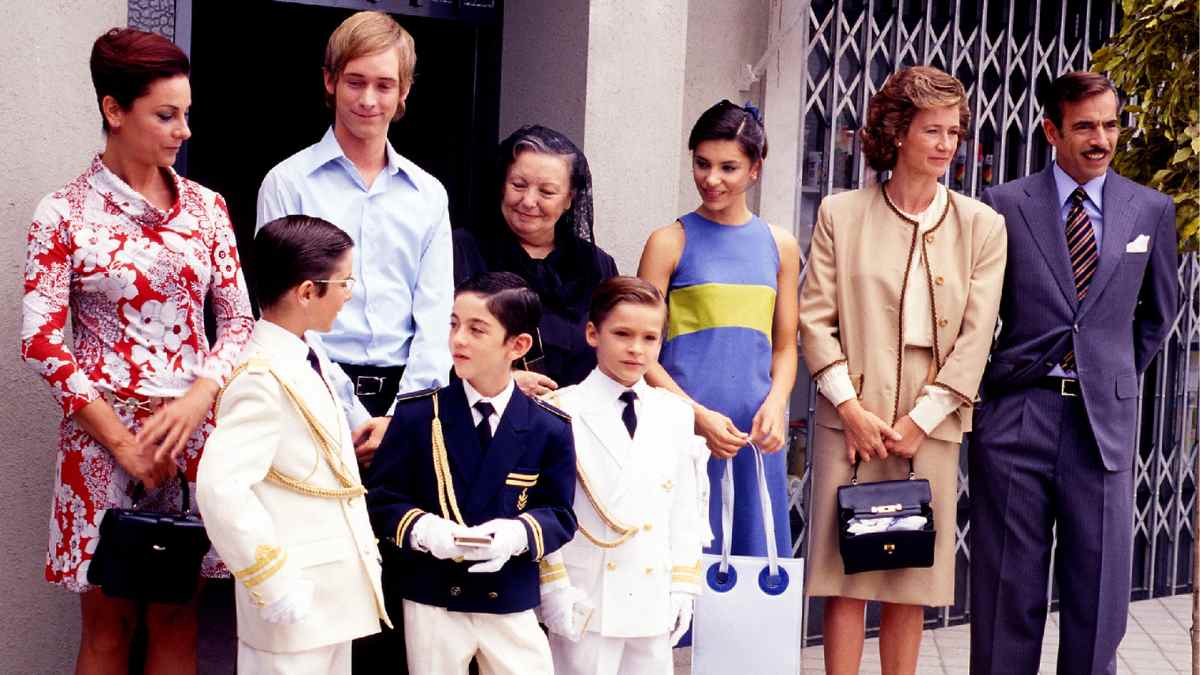 Escena de la familia Alcántara en la serie Cuéntame cómo pasó, cuyos escenarios inspiran la nueva ruta turística en Alcalá de Henares