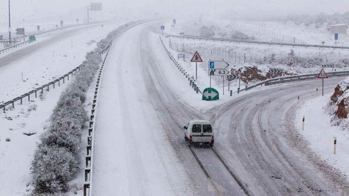 Carretera de la sierra de Madrid cubierta de nieve durante la alerta amarilla activada por la AEMET