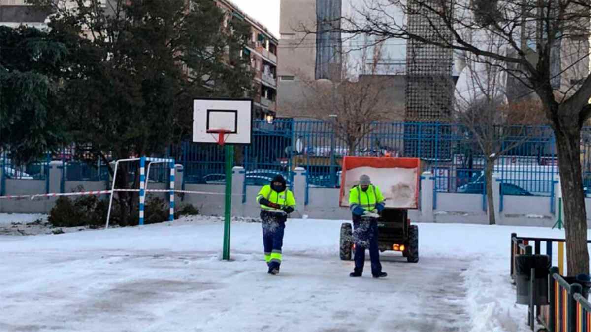 Operarios municipales trabajan sobre el hielo en Madrid durante la alerta por ola de frío