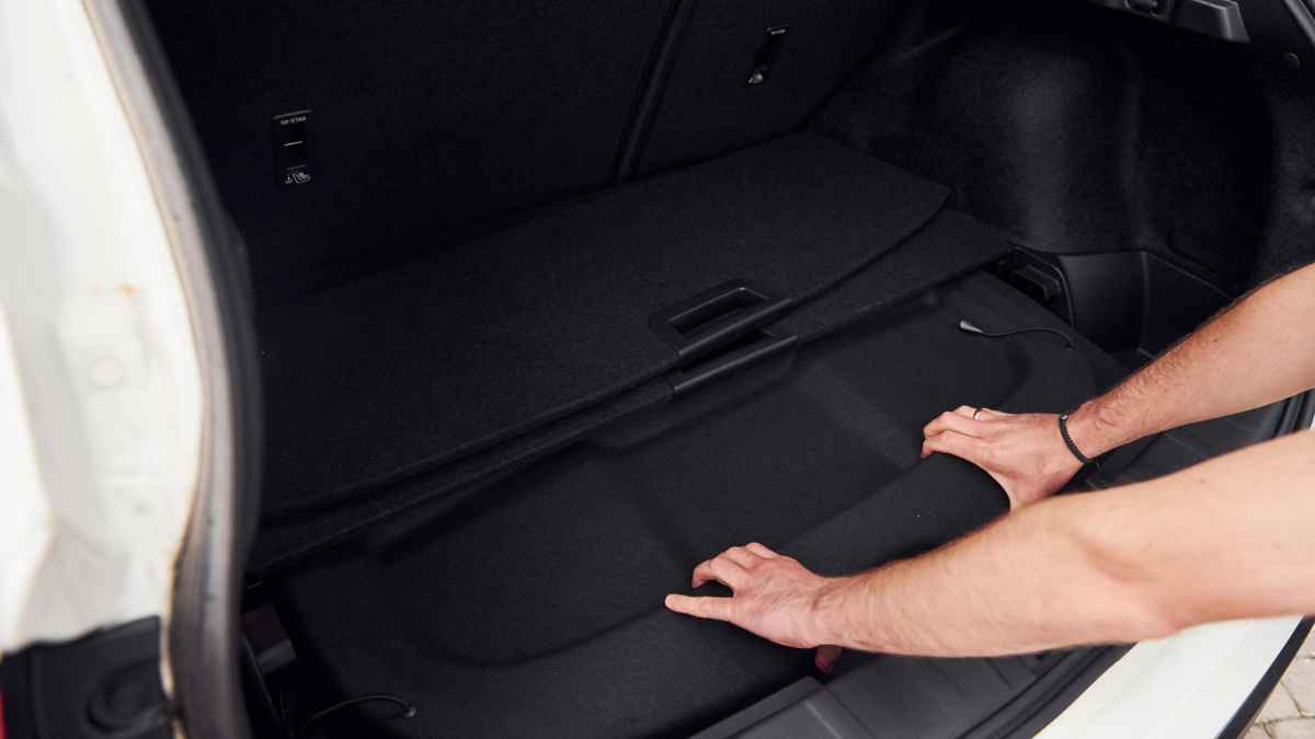 Abrir el maletero del coche antes de un viaje largo para reducir el consumo de gasolina