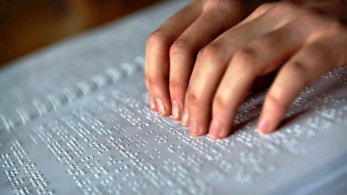 Manos leyendo Braille con el tacto durante un proceso de aprendizaje que activa la plasticidad cerebral