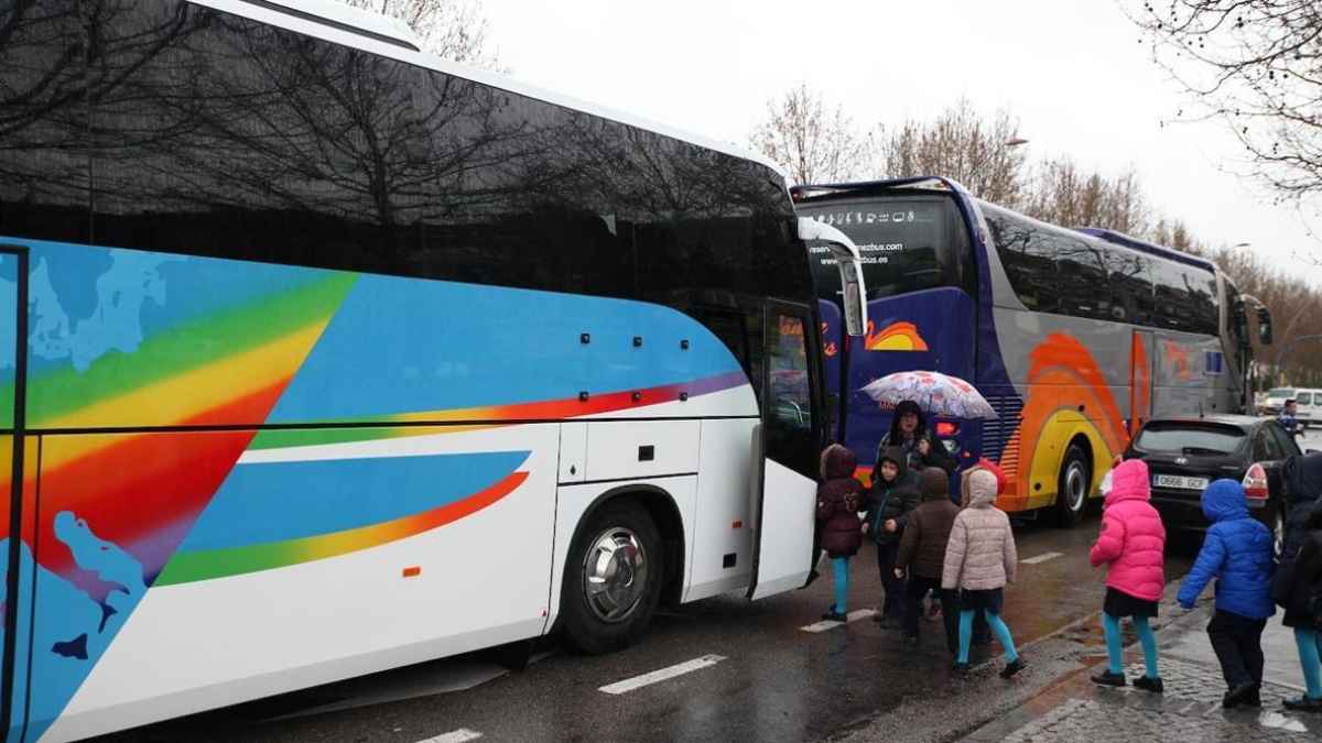 Niños bajando de un autobús escolar durante una campaña de control del transporte escolar en España