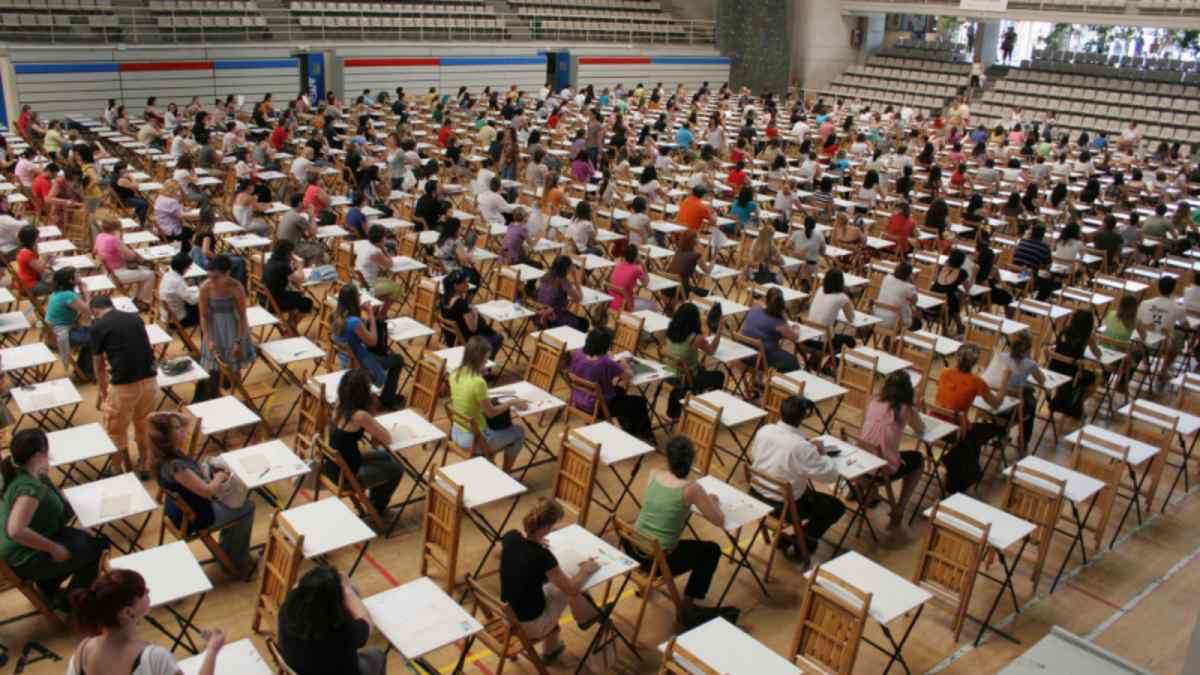 Opositores realizando un examen en una convocatoria oficial tras una corrección publicada en el BOE