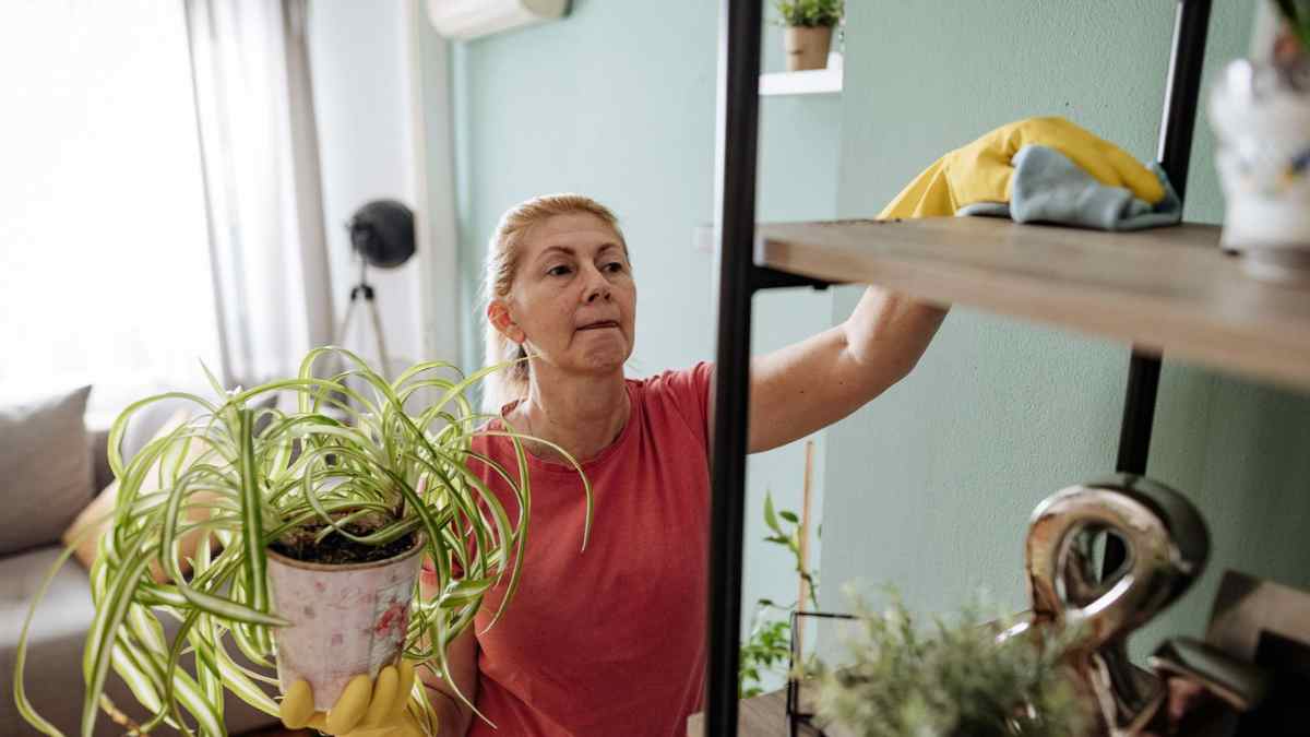 Empleada de hogar realizando tareas domésticas en una vivienda de Madrid