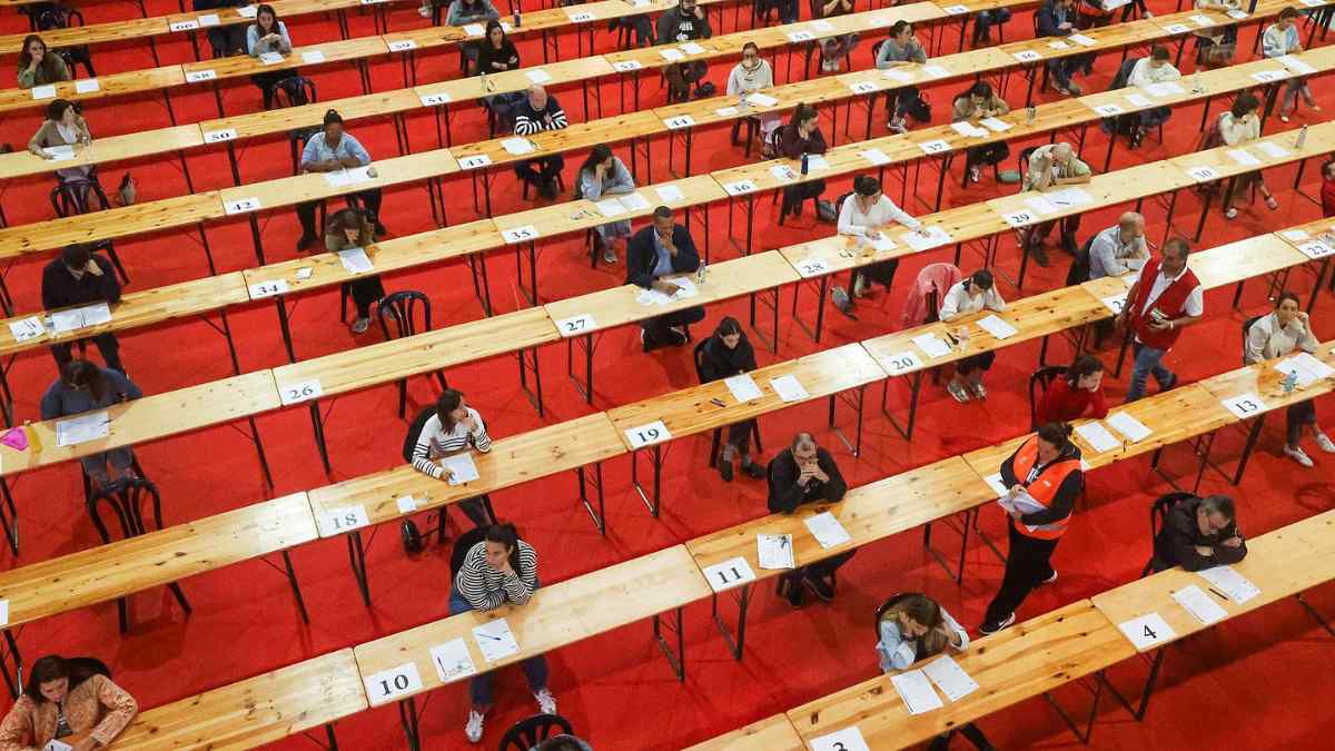 Aspirantes realizando un examen de oposiciones del BOE en 2026 para Hacienda y Seguridad Social