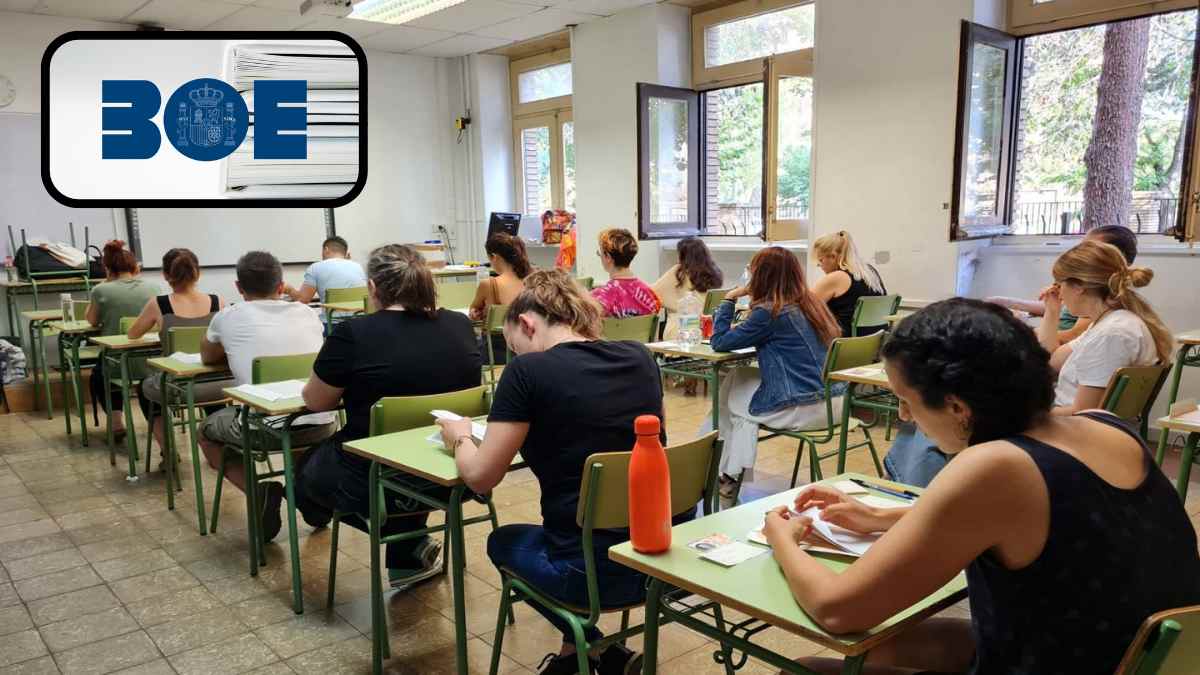 Opositores realizando un examen tras la publicación de 30.429 plazas en el BOE