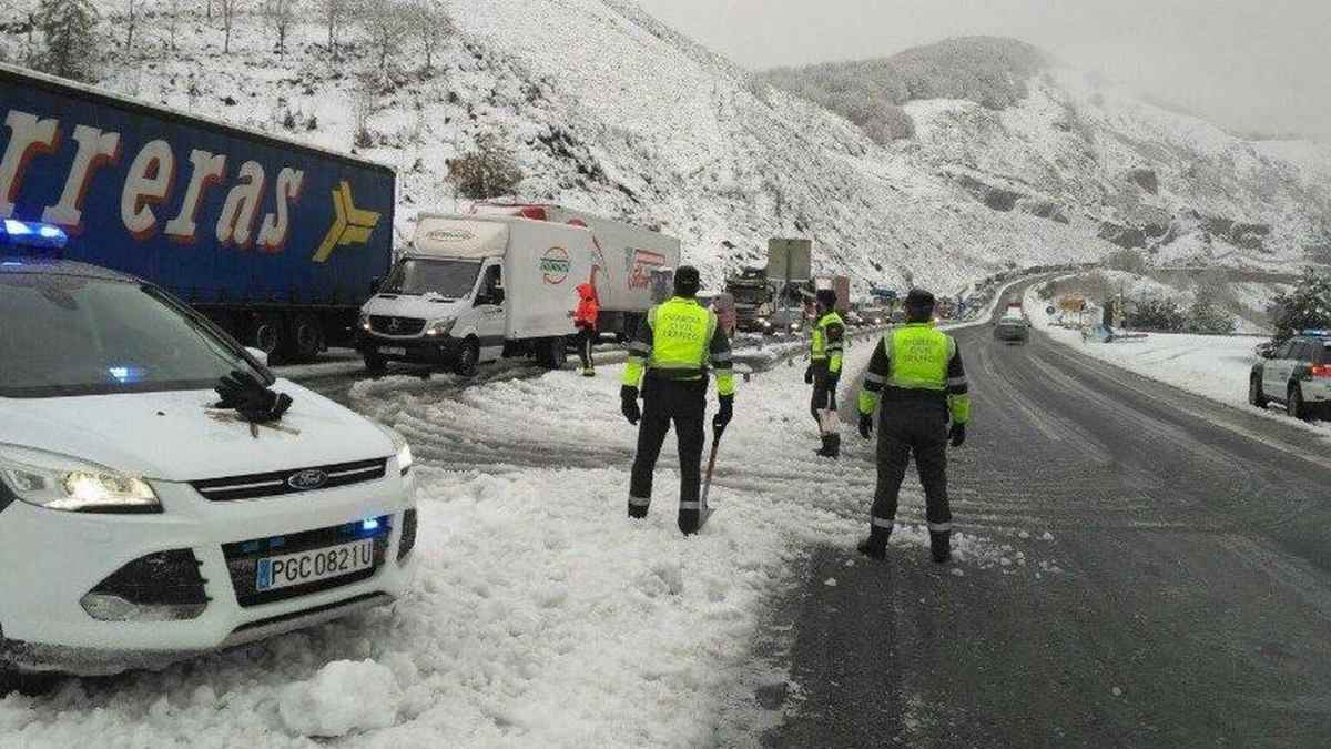 Tráfico detenido en la A-6 por la nieve durante la borrasca Ingrid con intervención de la DGT