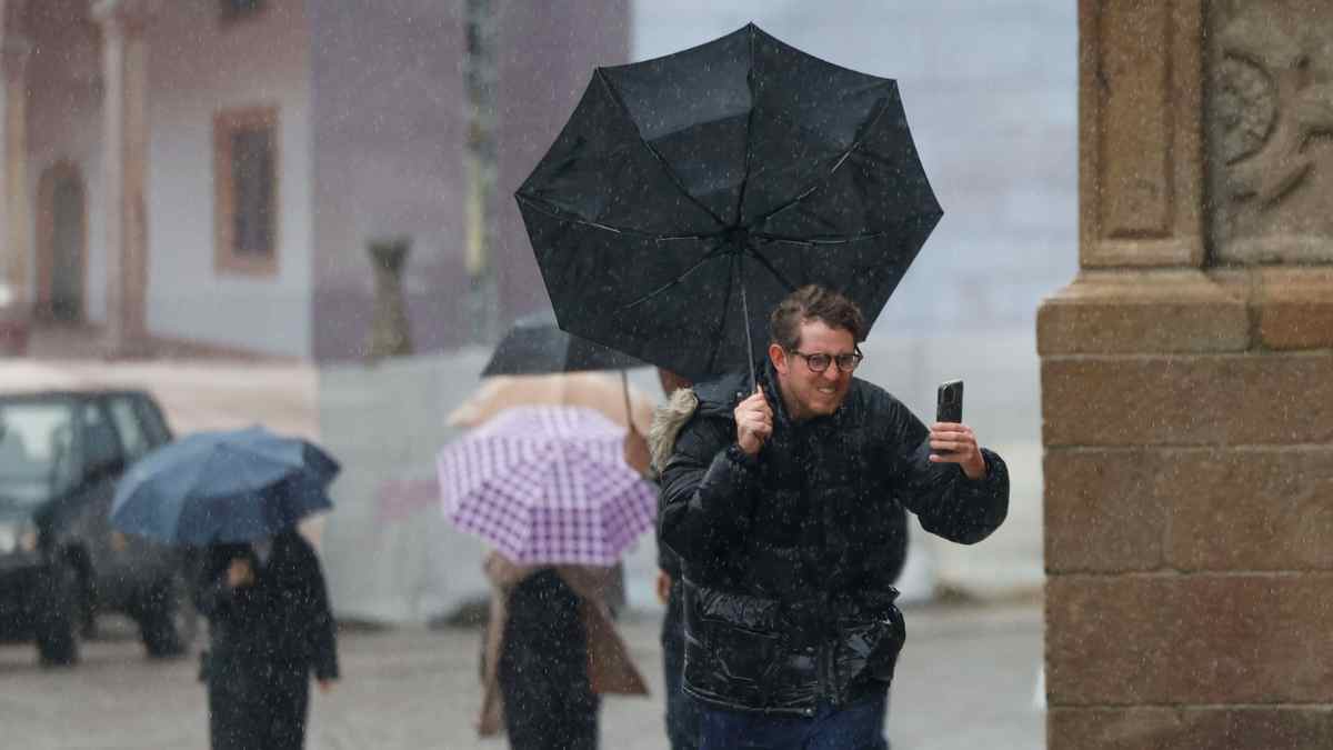 Lluvias intensas en Madrid por la borrasca Joseph con viento y paraguas en las calles
