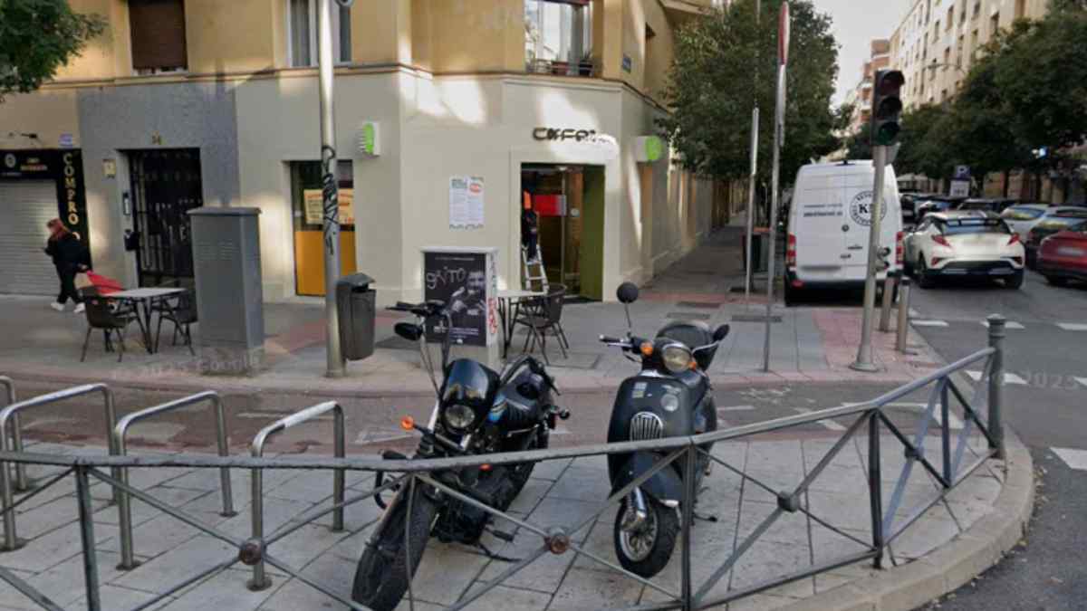 Fachada de la cafetería Coffea junto al Retiro donde sirven café de especialidad desde 70 céntimos