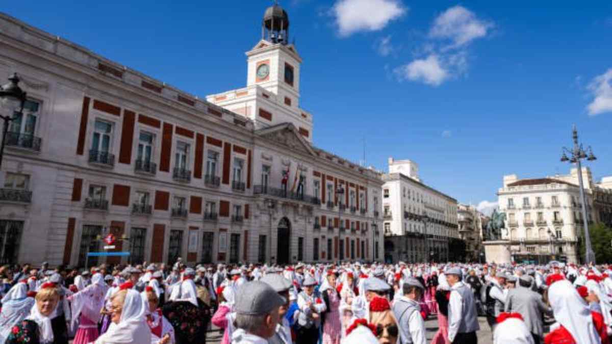 Celebración de San Isidro en Madrid con chulapos y chulapas en la Puerta del Sol