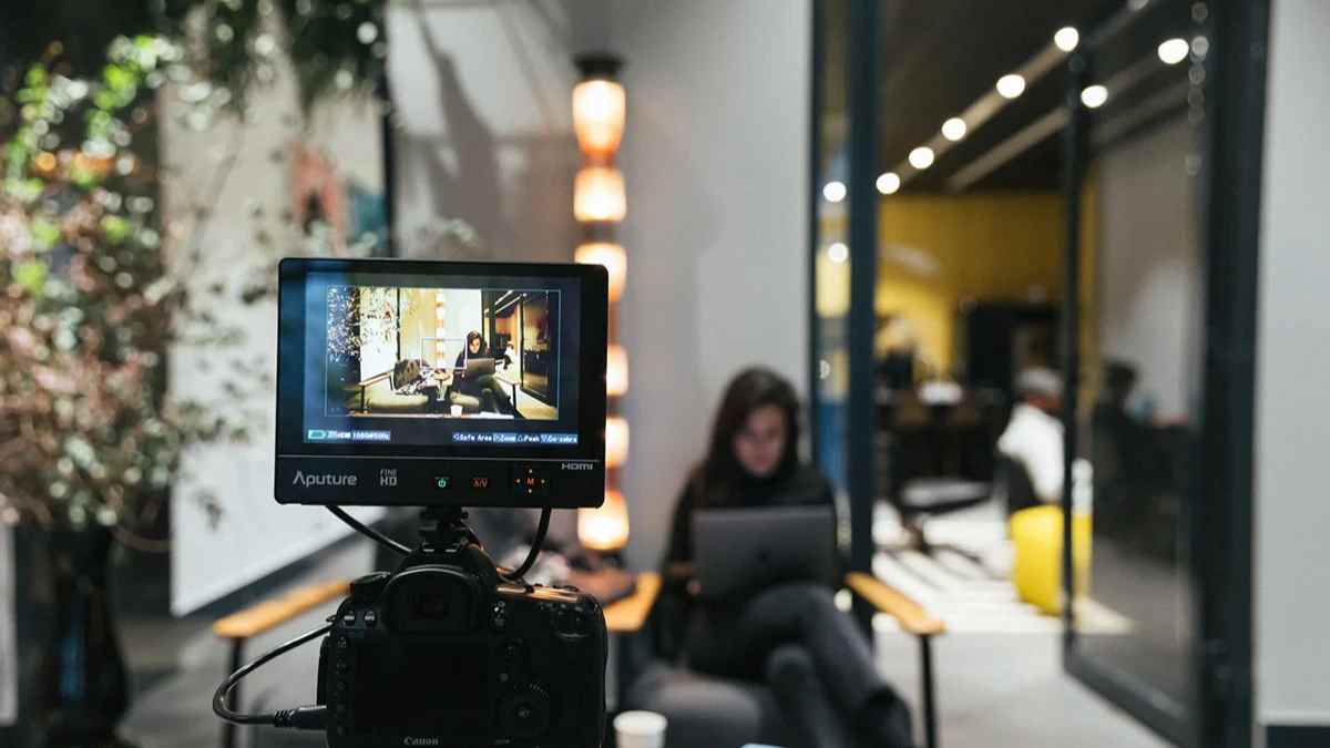 Cámara de videovigilancia utilizada para controlar un proceso selectivo en un entorno laboral